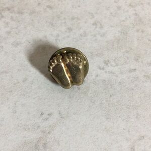 Gold baby feet pin
